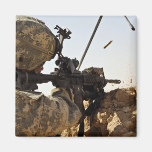 Aimant un soldat engage des forces ennemies