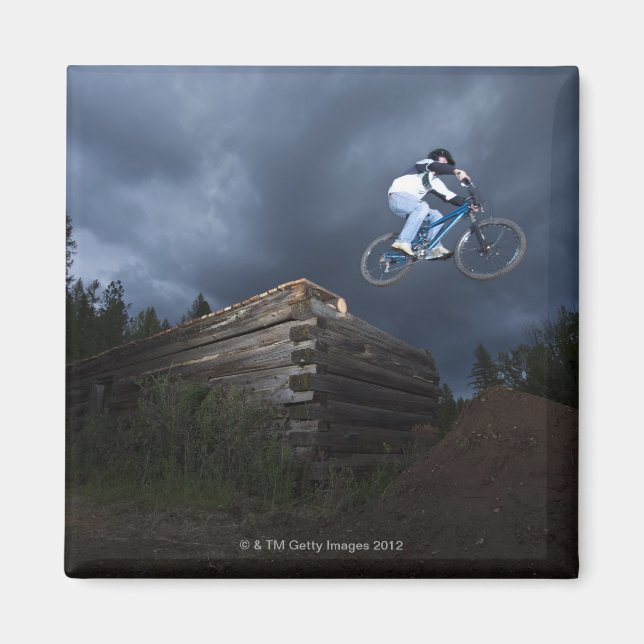 Aimant Un VTT saute d'un cabine en rondins dans l'Idaho. (Devant)