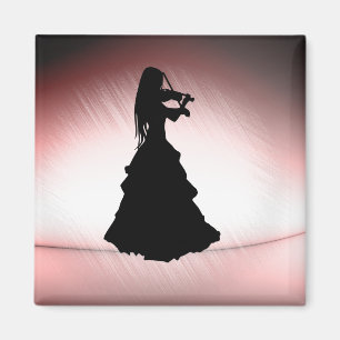 Aimant Une fille tzigane joue du violon