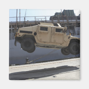 Aimant Une grue monte un M998 Humvee