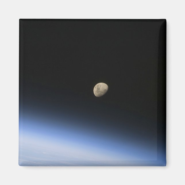 Aimant Une lune géante visible au-dessus de l'atmosphère  (Devant)