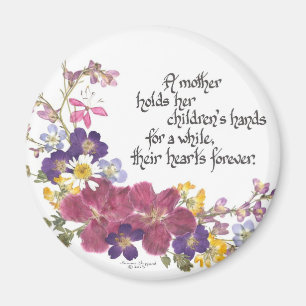 Aimant Une Mère tient le coeur d'un enfant