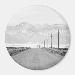 Aimant Une route solitaire et montagnes des lignes