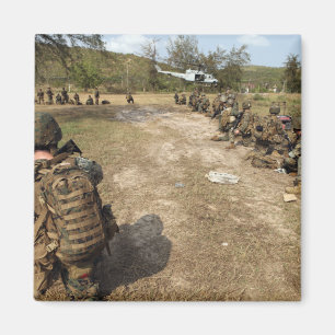 Aimant US Marines assure la sécurité en tant qu'UH-1N