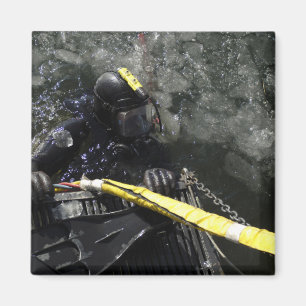 Aimant US Navy Diver se prépare à commencer sa plongée