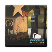 Woody Williams Saluant le monument de la FSM