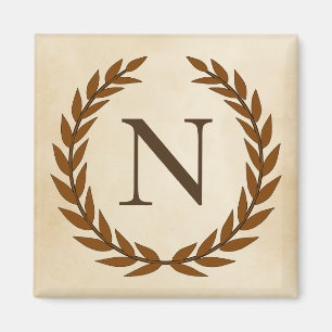 Aimant Wreath Laurel sur le monogramme de parchemin Initi
