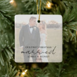 Aimee Rustic Script Modern Newlywed Keramikornament<br><div class="desc">Modernes Weihnachtsgeschmack mit einem einfachen Design mit "verheiratet" in rustikaler Schrift Typografie,  Ihren Namen und das Jahr über Ihrem Lieblings-Hochzeitsszenario mit einem undurchsichtigen Overlay. Das Overlay kann im Entwurfsbearbeitungstool entfernt werden. Dieses elegante Ornament ist ein großartiges Geschenk für ein frisch verheiratetes Ehepaar für sein erstes Weihnachtsfest verheiratet.</div>
