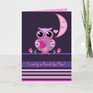 Aimez le hibou portant une carte de coeur avec le