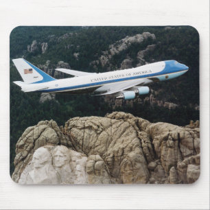 Air Force One, das über den Mount Rushmore Mousepad