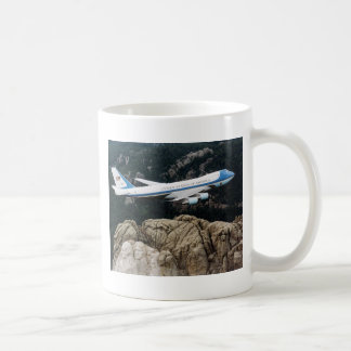 Air Force One über der Mount Rushmore Tasse
