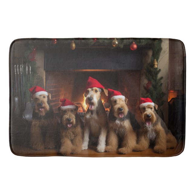 Airedale am Feuerplatz Weihnachten Badematte (Vorderseite)