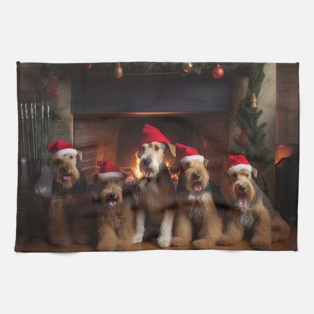 Airedale am Feuerplatz Weihnachten Geschirrtuch (Horizontal)