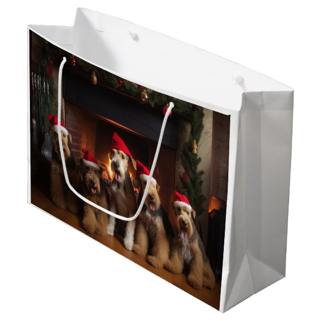 Airedale am Feuerplatz Weihnachten Große Geschenktüte (Vorderseite Schrägansicht)