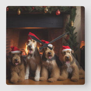 Airedale am Kamin Weihnachten Quadratische Wanduhr