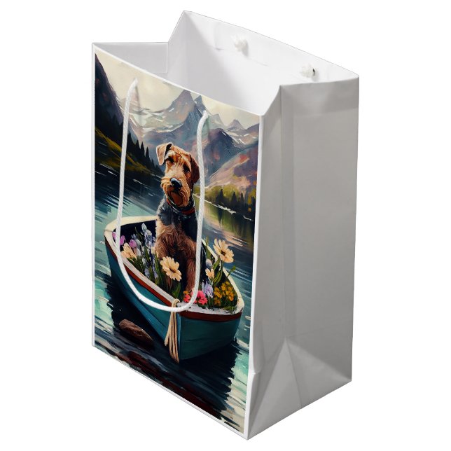 Airedale Dog on a Paddle: Ein Landschaftliches Abe Mittlere Geschenktüte (Vorderseite Schrägansicht)