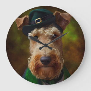 Airedale Hund am St. Patrick's Day Große Wanduhr