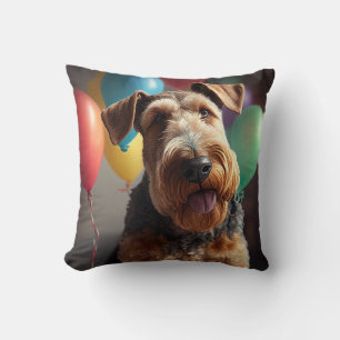 Airedale-Hund mit Kuchen und Luftballons Kissen