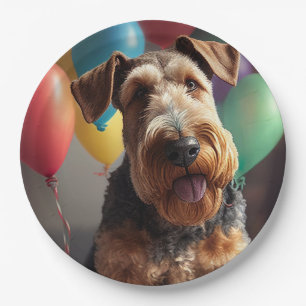 Airedale-Hund mit Kuchen und Luftballons Pappteller