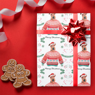Airedale-Hund trägt festlichen Weihnachtspullover Geschenkpapier