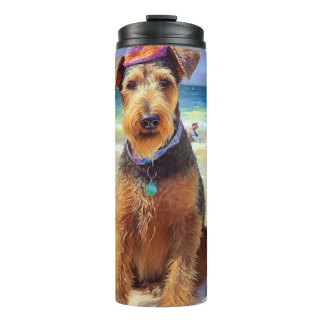 Airedale on Beach, Sommergeschenk für Hundefreunde Thermosbecher (Vorderseite)