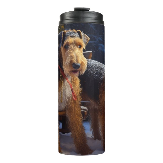 Airedale Snowy Sleigh Reiten Weihnachtsdekor Thermosbecher (Vorderseite)