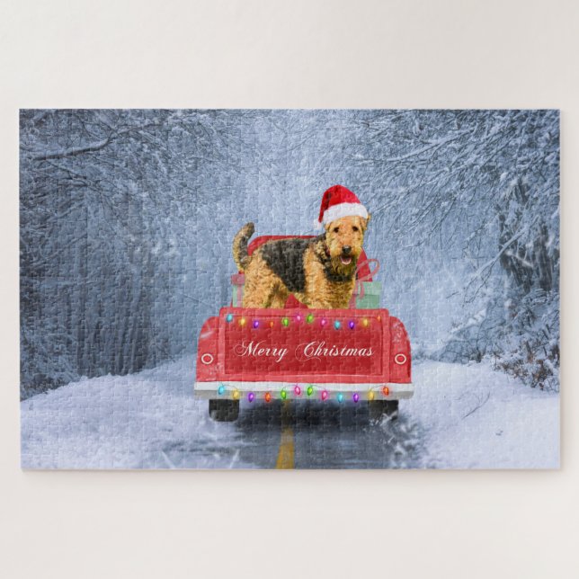Airedale Terrier Dog in Snow sitzt zu Weihnachten (Horizontal)