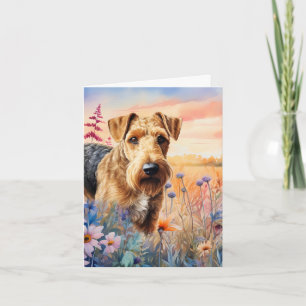 Airedale Terrier Hund auf einer Wildblumenwiese
