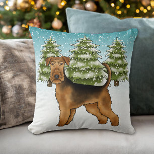 Airedale Terrier Hund im schneebedeckten Winterwal Kissen
