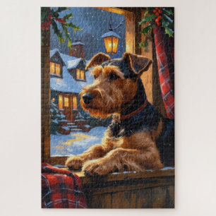 Airedale Terrier mit Weihnachtsbeleuchtung Feierta