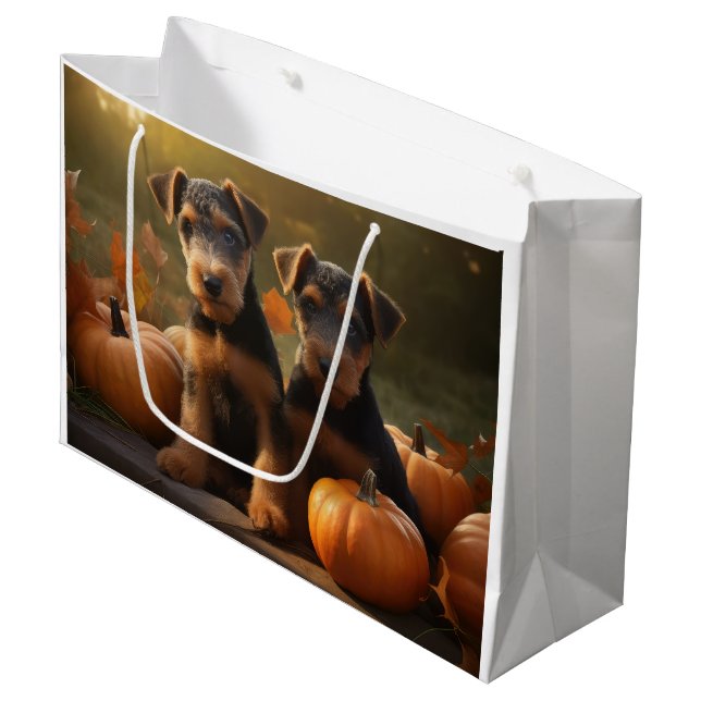 Airedale Welpe Herbst Kürbis Große Geschenktüte (Vorderseite Schrägansicht)