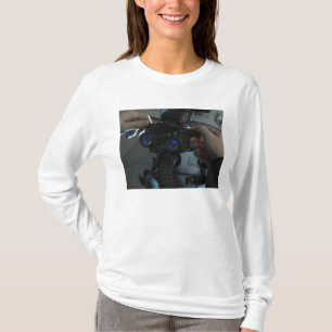 Airman passt die Augenspäne an T-Shirt