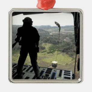Airman sieht sich einen Bundle-Fall an Ornament Aus Metall