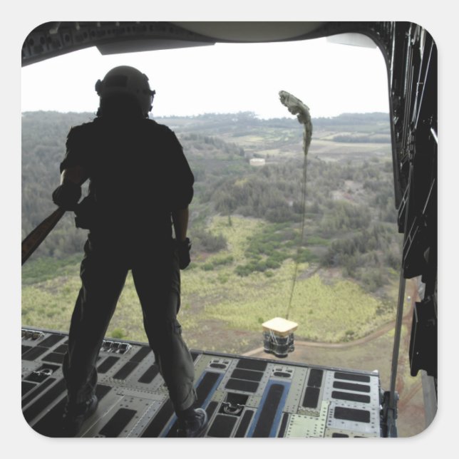 Airman sieht sich einen Bundle-Fall an Quadratischer Aufkleber (Vorderseite)