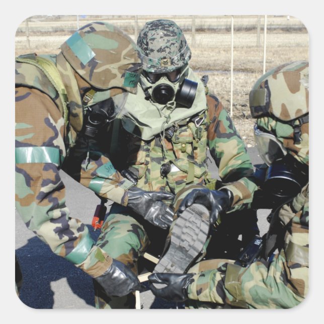 Airmen unterstützen einen Armeesoldaten der Republ Quadratischer Aufkleber (Vorderseite)