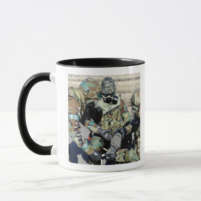 Airmen unterstützen einen Armeesoldaten der Republ Tasse (Links)