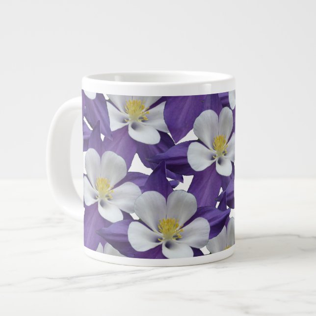 Akelei-Blumenmuster Jumbo-Tasse (Vorderseite Links)