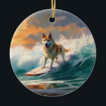 Akita Beach Surfgrafieren Keramik Ornament<br><div class="desc">Tauchen Sie ein in die spielerische Welt des Kaninchen-Abenteuers mit diesem faszinierenden Bild. Ein gepflegter Hund geht zu den Wellen und reitet geschickt auf einem sonnengeküssten Strand. Das lebendige Kunstwerk vereint wunderbar das Wesentliche der Erregung am Strand, während der Hund furchtlos auf den Wellen reitet und den Geist von Spaß...</div>
