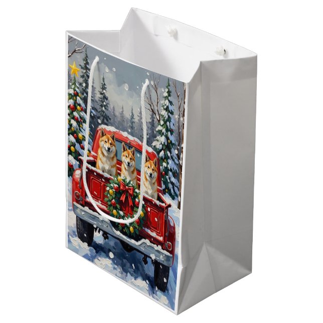 Akita Christmas Red Truck Holiday Mittlere Geschenktüte (Vorderseite Schrägansicht)