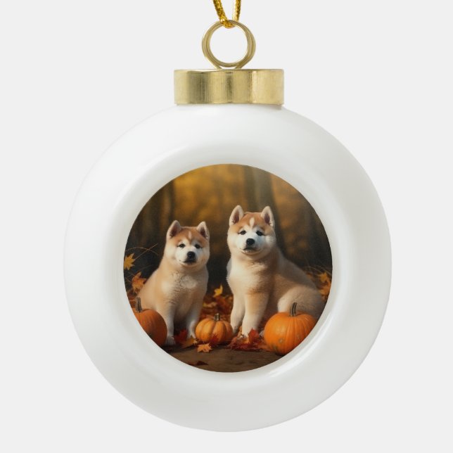 Akita Welppy Autumn Delight Pumpkin Keramik Kugel-Ornament (Vorderseite)