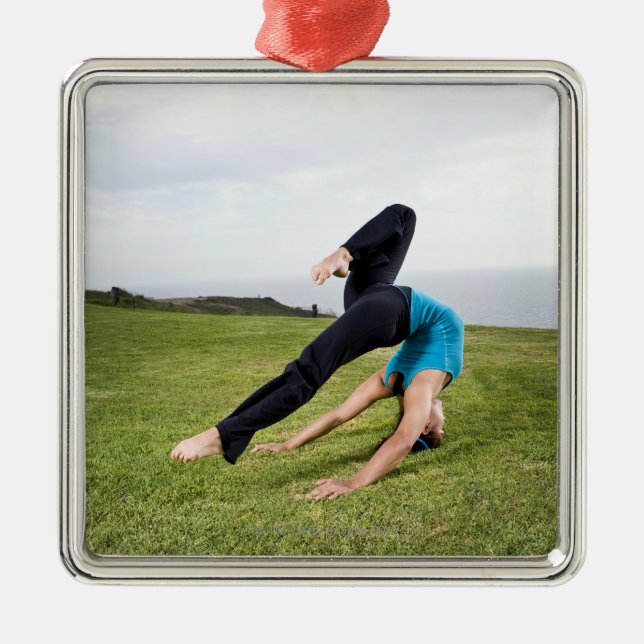 Akrobaten und Contortionists Ornament Aus Metall (Vorne)
