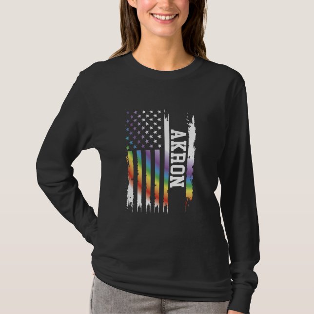 Akron United Staaten Rainbow unter US-Flagge T-Shirt (Vorderseite)