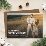 Akt Normal Funny Family Weihnachten Foto<br><div class="desc">Bringen Sie Spaß in die Urlaubssaison mit diesem "Akt Normal... Sie sehen zu!" lustige Weihnachtskarte für die Familie. Mit einem offenen Foto-Set in einer rustikalen Landschaft verbindet diese Karte Spaß und Wärme perfekt. Sein minimalistisches und dennoch elegantes Design vereint das Wesen sorgloser Familienmomente und eignet sich somit ideal für diejenigen,...</div>
