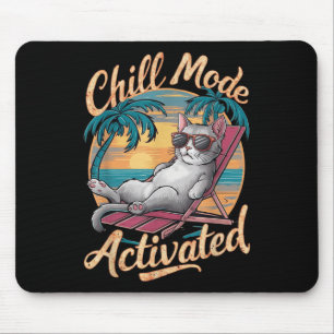 Aktivierte Katzenkatze mit Gles am Strand Mousepad