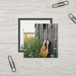 Akustische Gitarre an einer ländlichen Scheune leh Quadratische Visitenkarte