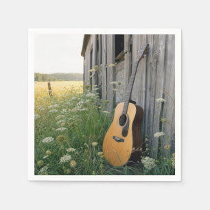 Akustische Gitarre an einer ländlichen Scheune leh Serviette