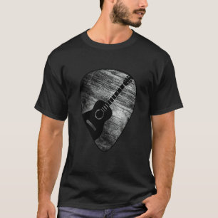 Akustische Gitarre auf zerkratztem Plektrum T-Shirt