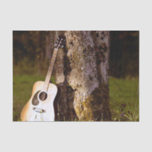 akustische Gitarre gegen Baum Seidenpapier
