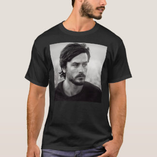 Alain Delon avec barbe T-shirt classique