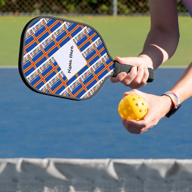 Åland-Inseln und Ålander-Flagge mit Namensgeflecht Pickleball Schläger (InSitu)